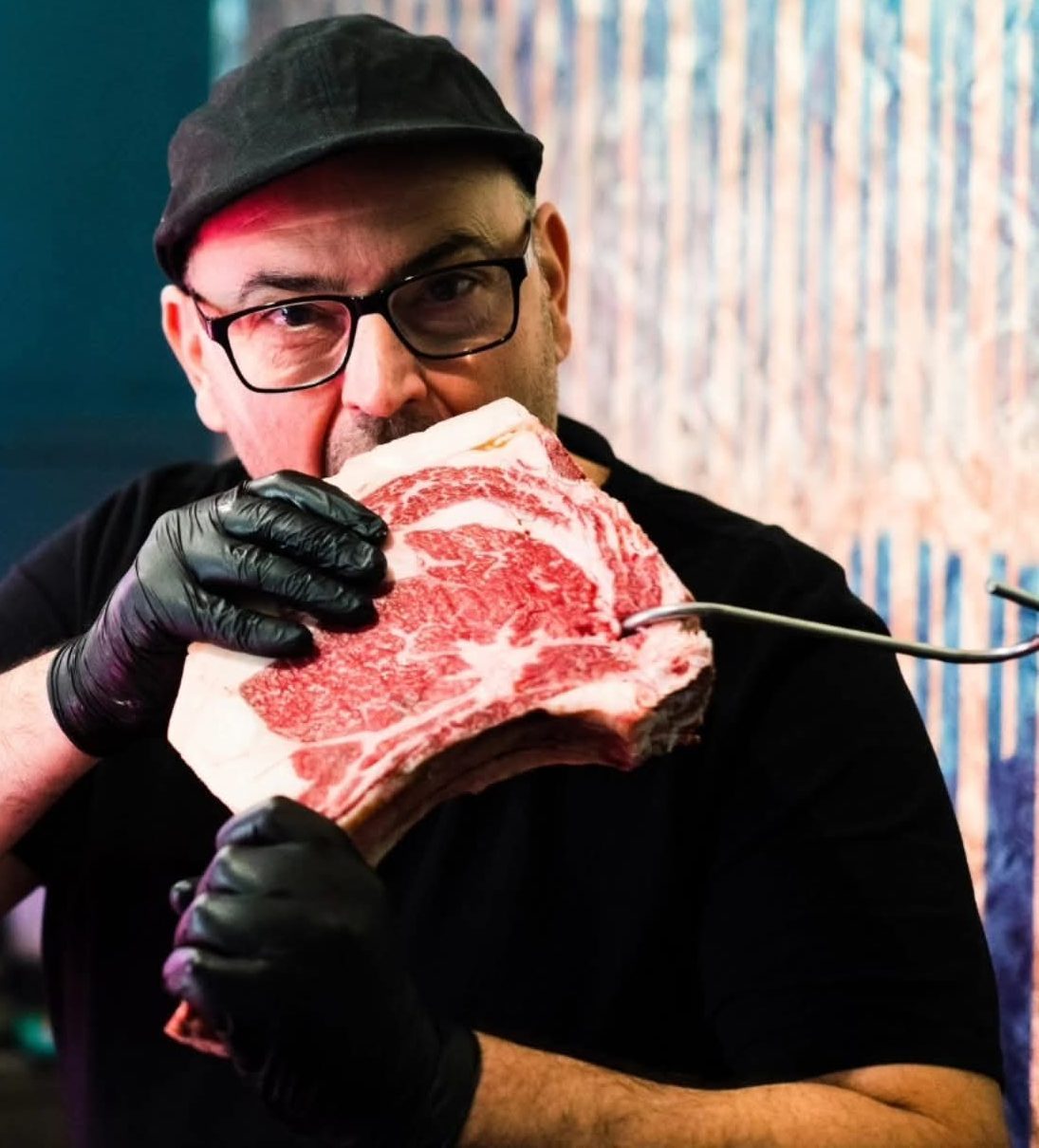 Pino annusa una costata appena uscita dalla vetrina