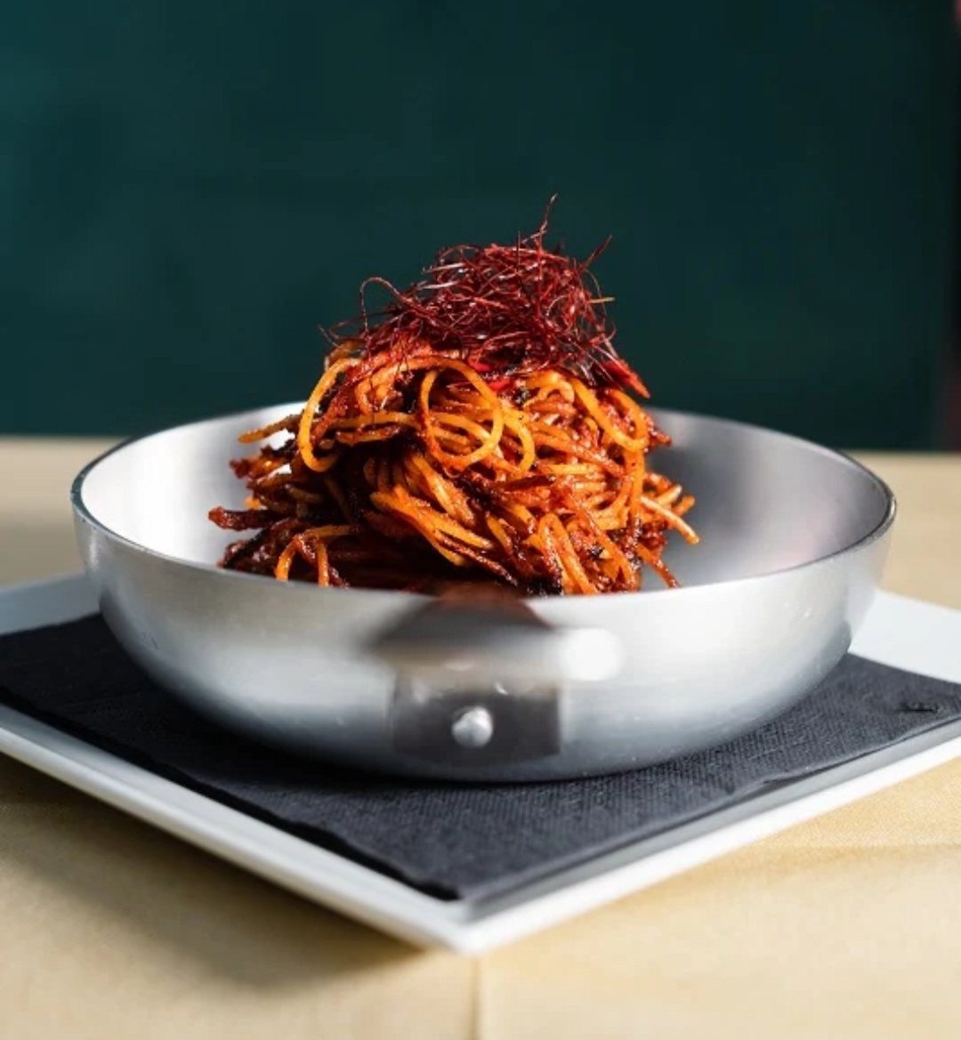 Spaghetti all’assassina croccanti nel padellino con fili di peperoncino